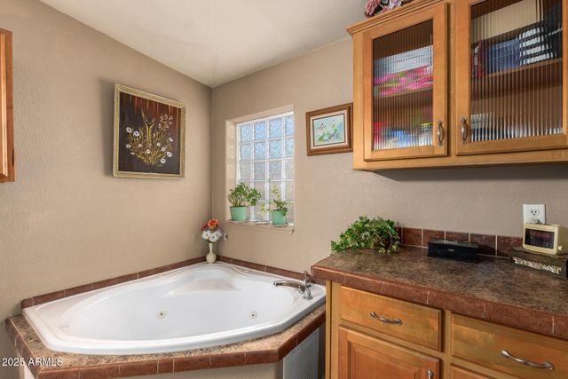 2650 W UNION HILLS Drive 201, Phoenix, AZ 85027