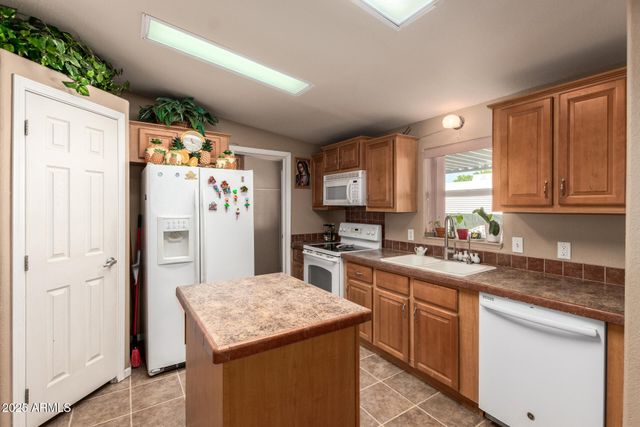 2650 W UNION HILLS Drive 201, Phoenix, AZ 85027