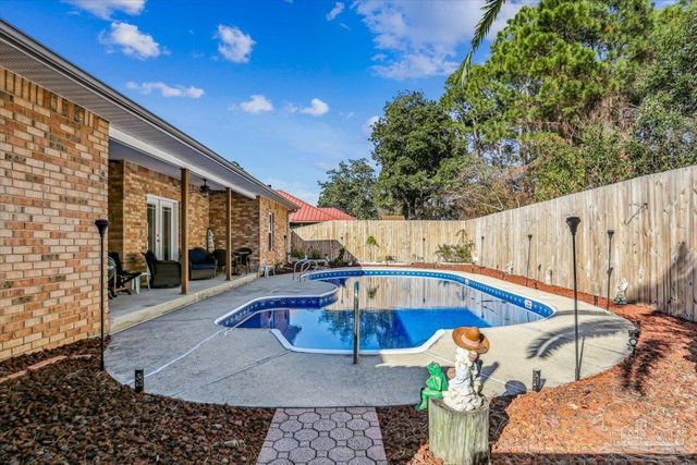 1000 Coronado Ct, Gulf Breeze, FL 32563