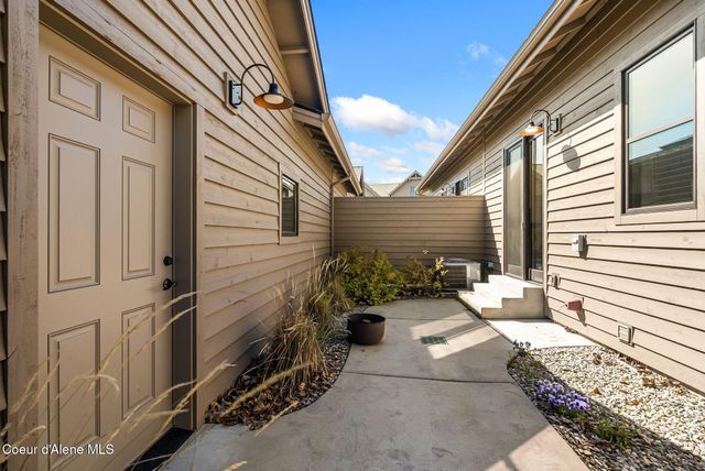 563 Lakeshore Ave, Dover, ID 83825