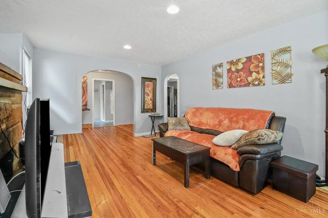 2425 St Albans Avenue, Golf Manor, OH 45237