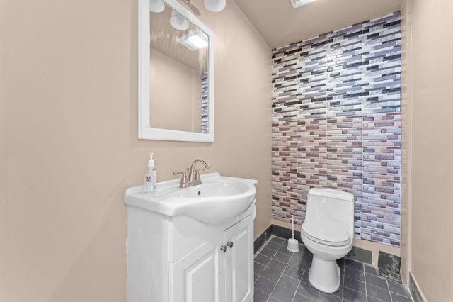 3 Huntington Pl, Brockton, MA 02301
