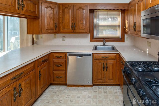 18 Andover Road, Old Bridge, NJ 08857