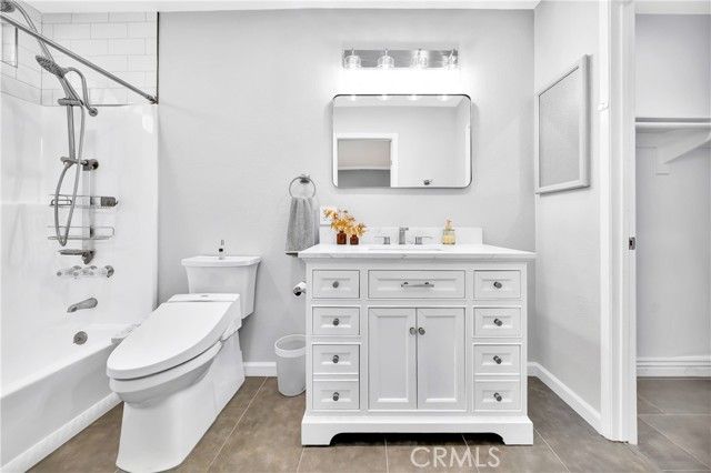 18631 Collins 10, Tarzana (los Angeles), CA 91356