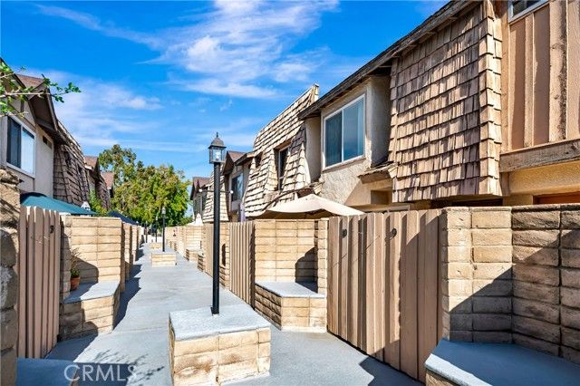 18631 Collins 10, Tarzana (los Angeles), CA 91356