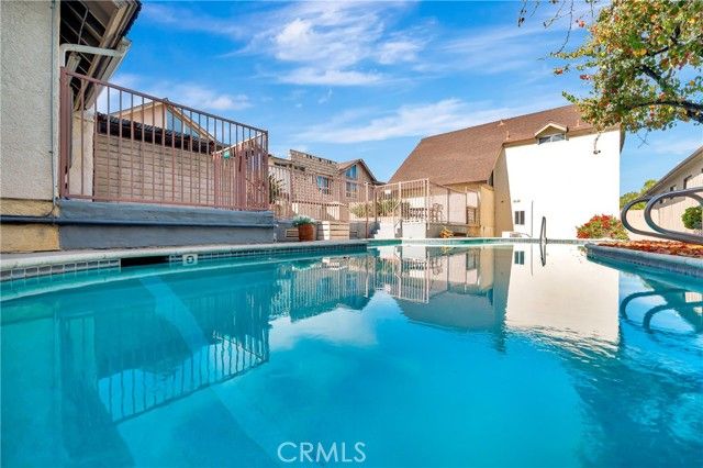 18631 Collins 10, Tarzana (los Angeles), CA 91356