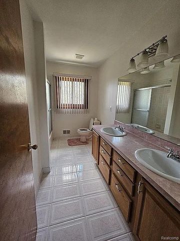 47630 Robins Nest Drive, Utica, MI 48315