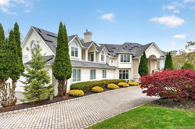23 Greenwich Avenue, Woodbury, NY 10917