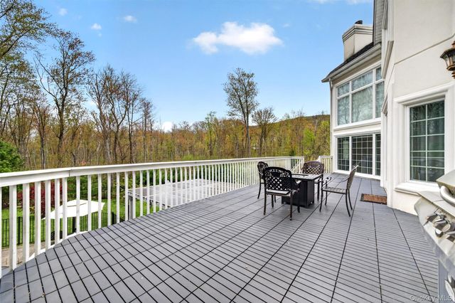 23 Greenwich Avenue, Woodbury, NY 10917