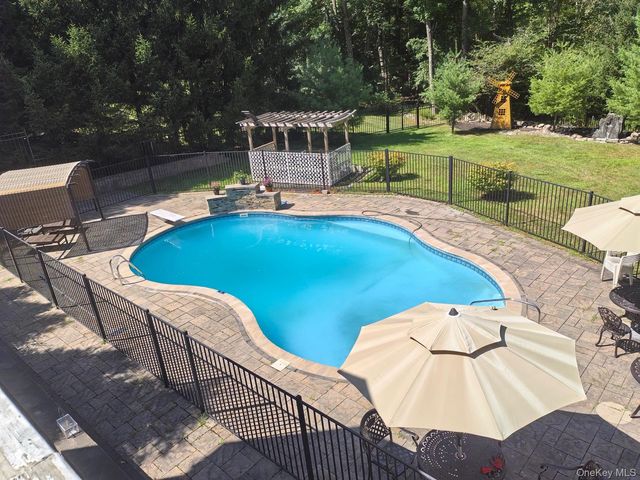 23 Greenwich Avenue, Woodbury, NY 10917