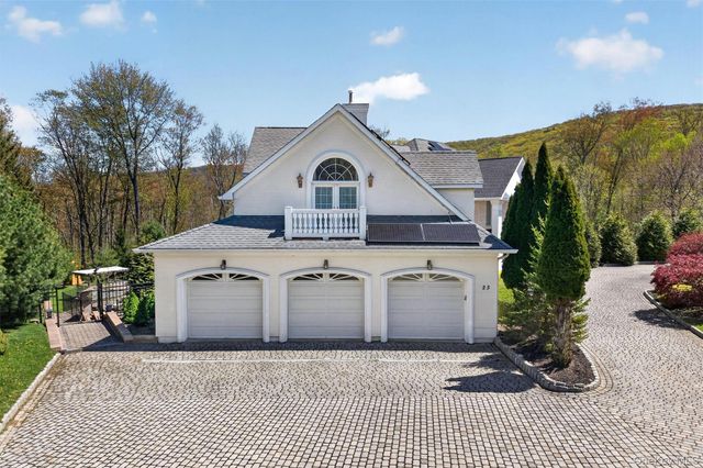 23 Greenwich Avenue, Woodbury, NY 10917