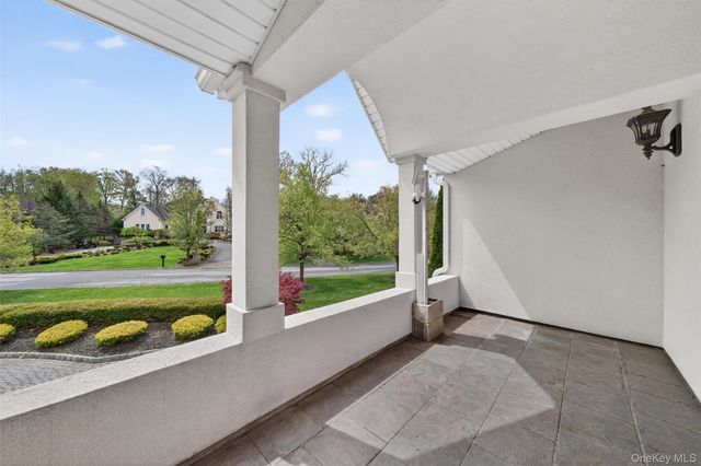 23 Greenwich Avenue, Woodbury, NY 10917