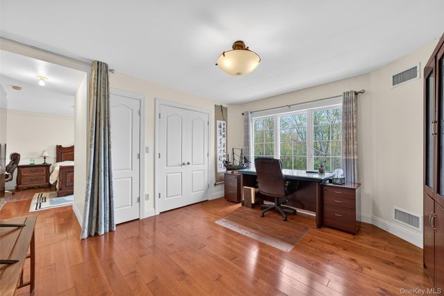 23 Greenwich Avenue, Woodbury, NY 10917