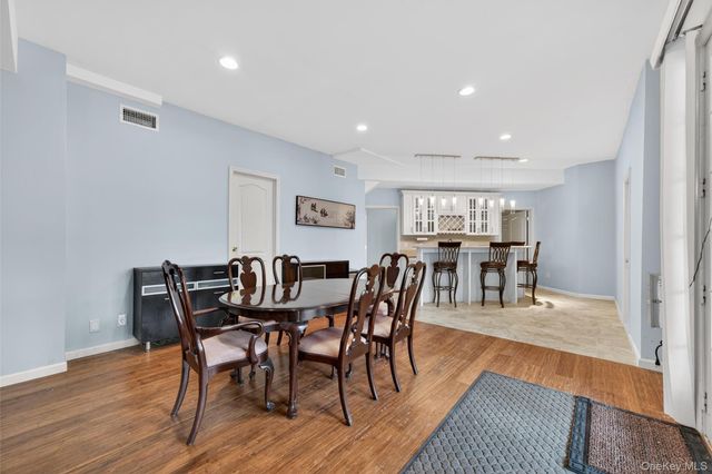 23 Greenwich Avenue, Woodbury, NY 10917