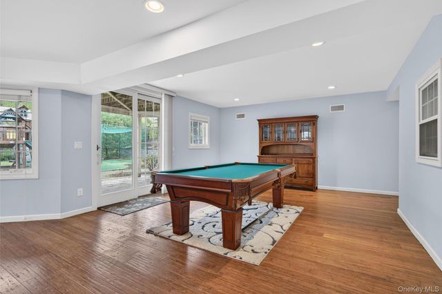23 Greenwich Avenue, Woodbury, NY 10917