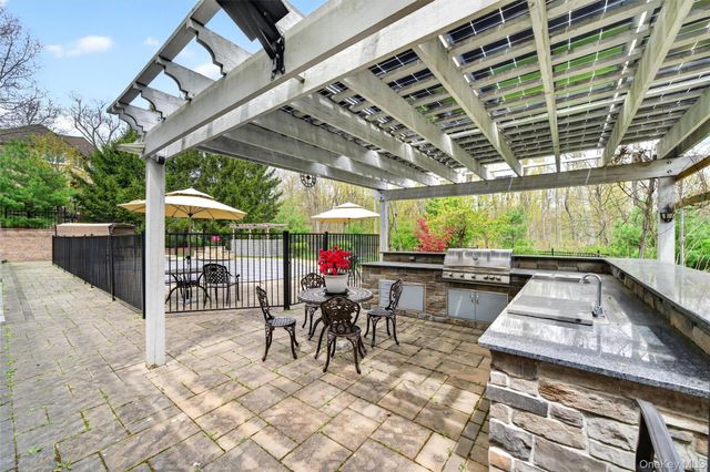 23 Greenwich Avenue, Woodbury, NY 10917