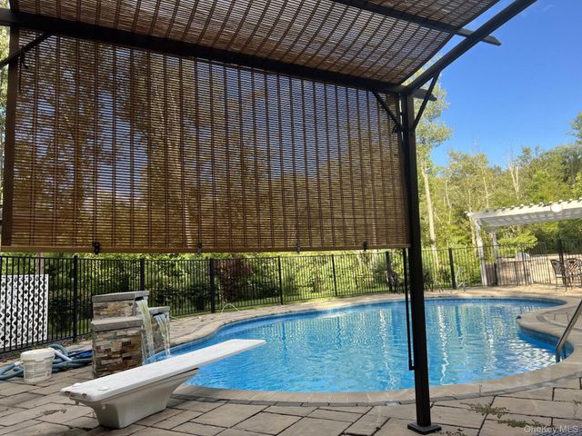 23 Greenwich Avenue, Woodbury, NY 10917