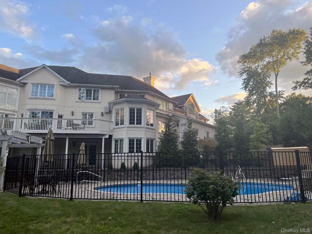 23 Greenwich Avenue, Woodbury, NY 10917