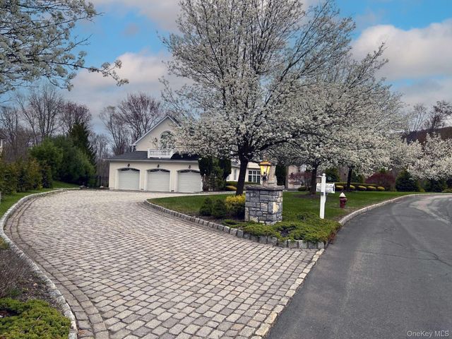 23 Greenwich Avenue, Woodbury, NY 10917