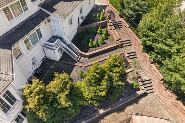 23 Greenwich Avenue, Woodbury, NY 10917