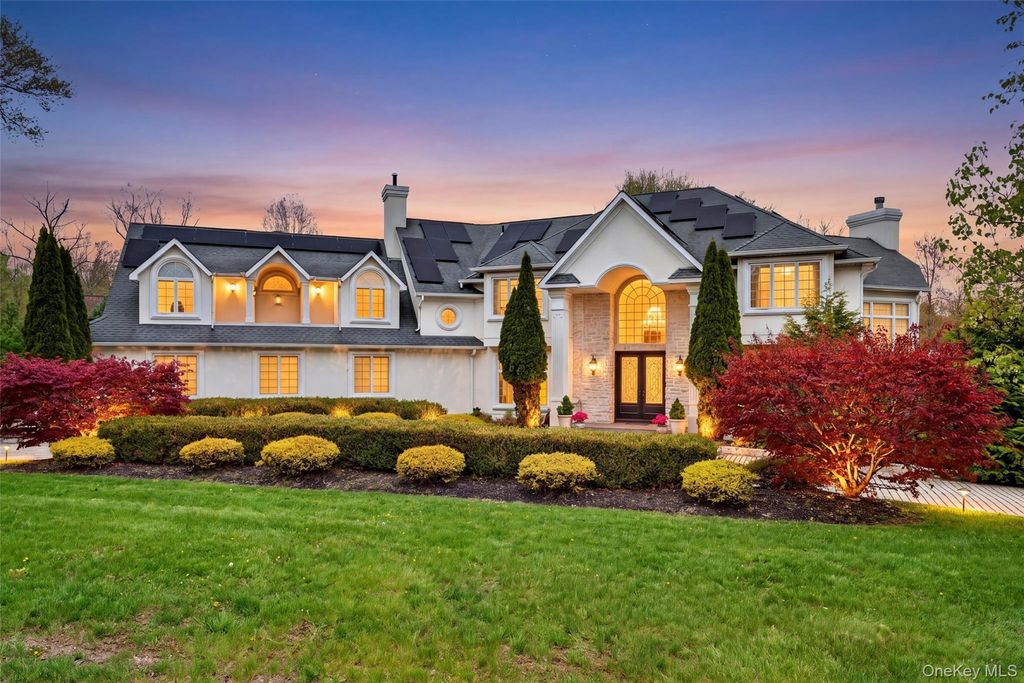 23 Greenwich Avenue, Woodbury, NY 10917