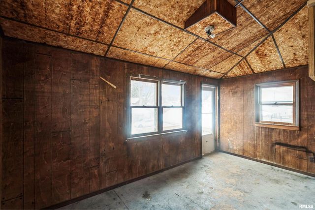 557 6TH Avenue S, Clinton, IA 52732