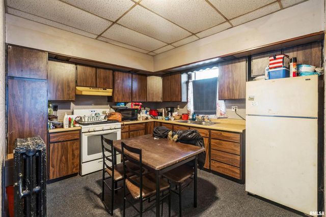 557 6TH Avenue S, Clinton, IA 52732