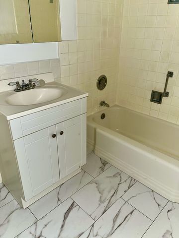 6301 N Sheridan Road 11N, Chicago, IL 60660