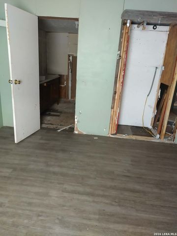 1127 Plum, Floresville, TX 78114