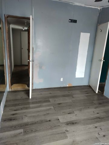 1127 Plum, Floresville, TX 78114