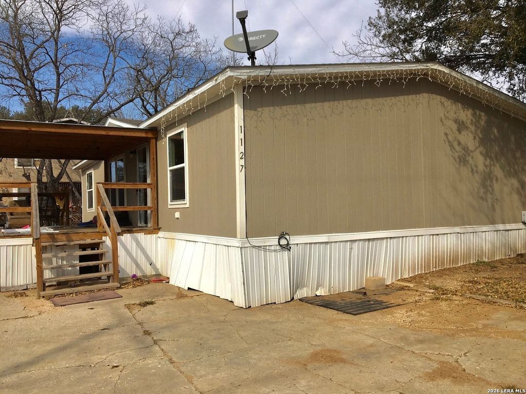 1127 Plum, Floresville, TX 78114