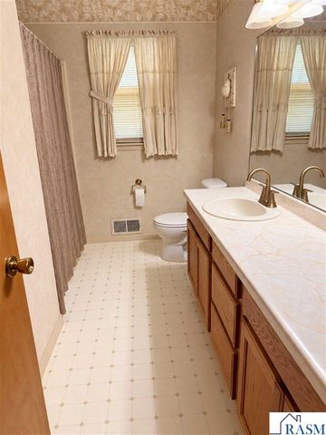 130 Eastwood Dr, Mankato, MN 56001