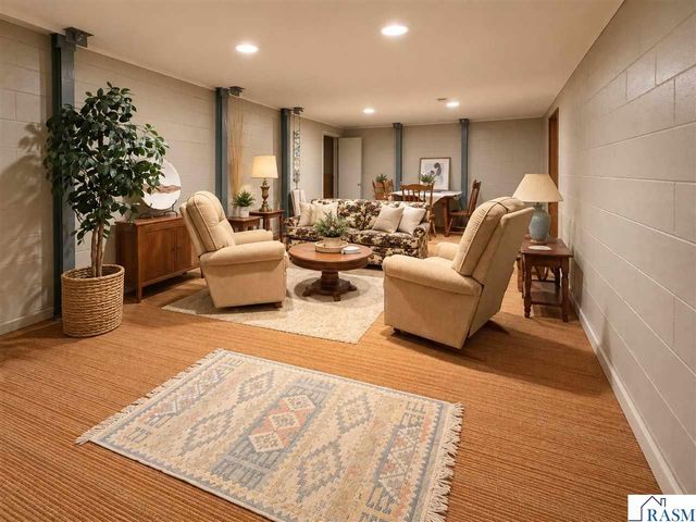 130 Eastwood Dr, Mankato, MN 56001