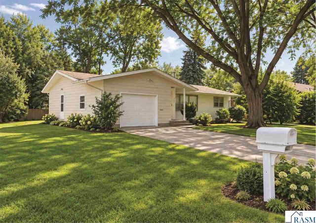 130 Eastwood Dr, Mankato, MN 56001