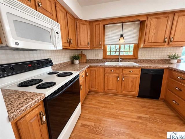 130 Eastwood Dr, Mankato, MN 56001