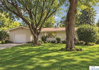130 Eastwood Dr, Mankato, MN 56001