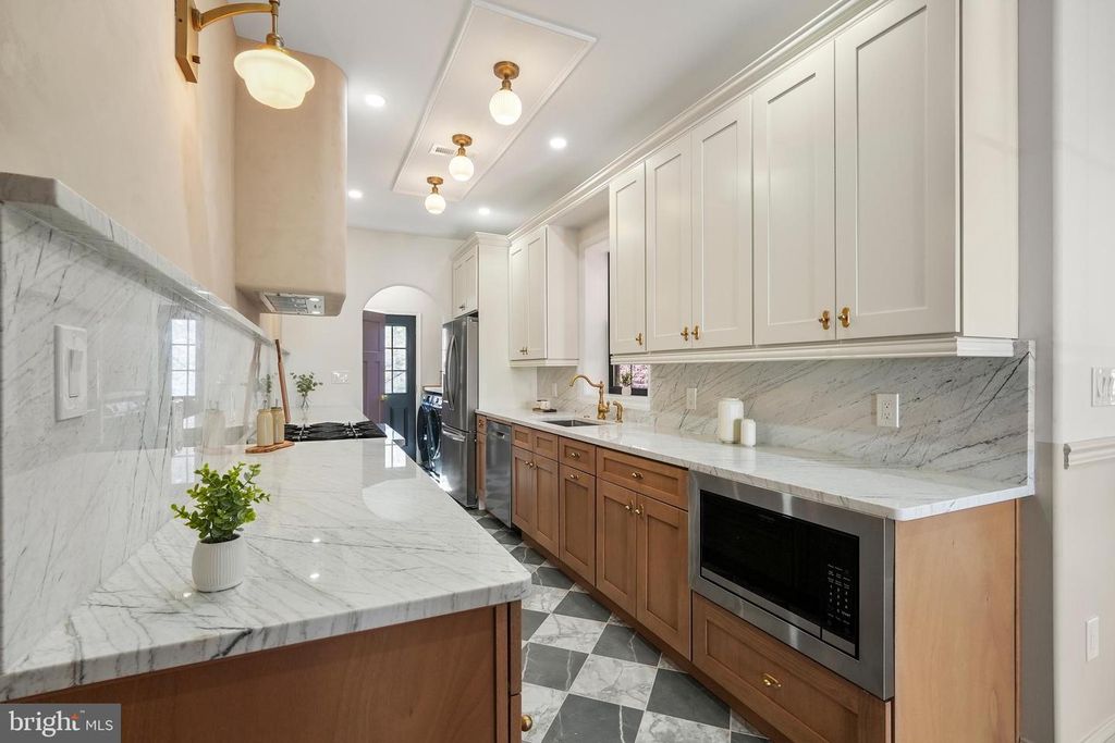 Image 4 of property listing at 2522 W THOMPSON ST, Philadelphia, PA 19121