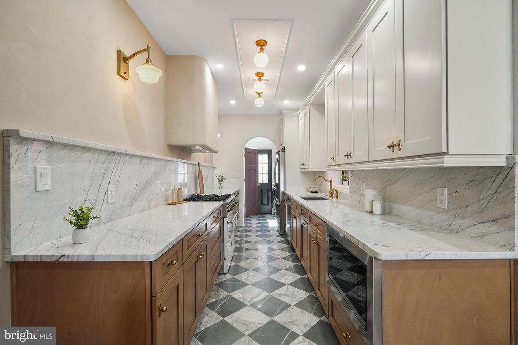 Image 5 of property listing at 2522 W THOMPSON ST, Philadelphia, PA 19121