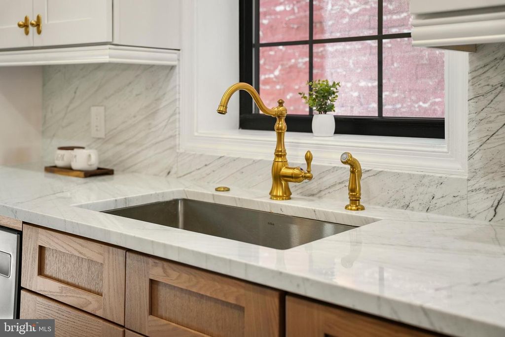 Image 7 of property listing at 2522 W THOMPSON ST, Philadelphia, PA 19121