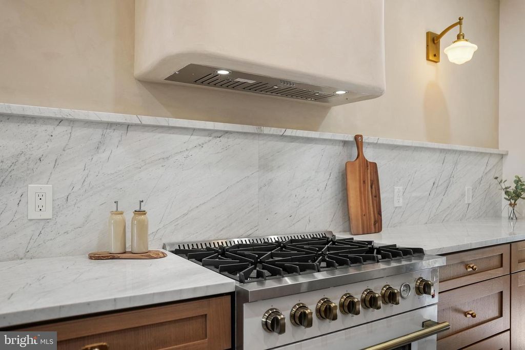 Image 8 of property listing at 2522 W THOMPSON ST, Philadelphia, PA 19121