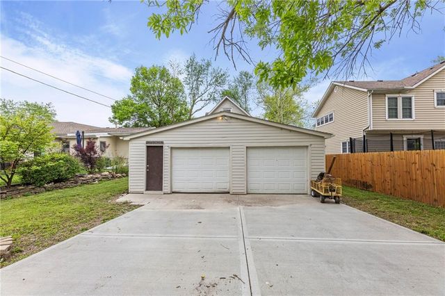 804 E Wea Street, Paola, KS 66071