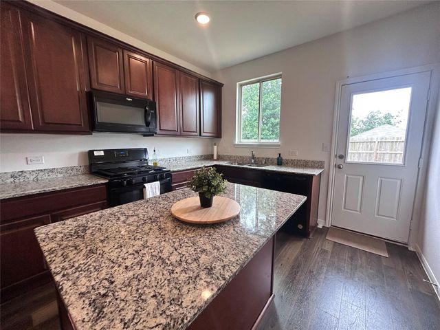 118 Ashwood Glade Drive, Conroe, TX 77378