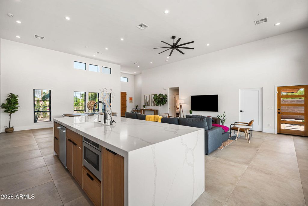 Image 10 of property listing at 8621 E INDIAN BEND Road, Scottsdale, AZ 85250