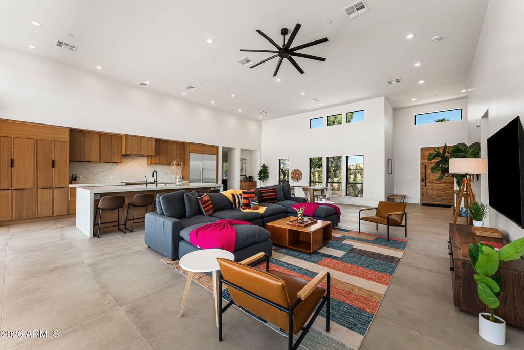 Image 11 of property listing at 8621 E INDIAN BEND Road, Scottsdale, AZ 85250