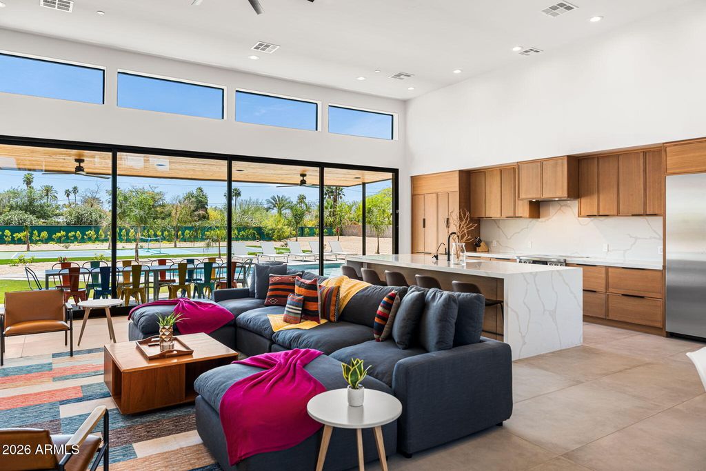 Image 12 of property listing at 8621 E INDIAN BEND Road, Scottsdale, AZ 85250