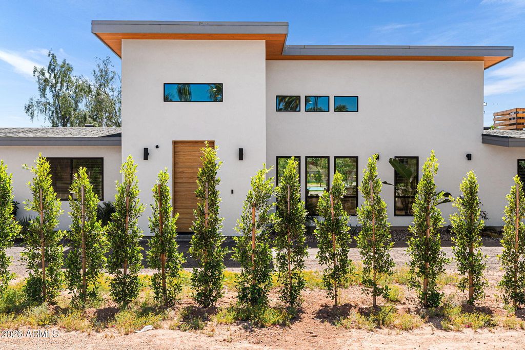 Image 2 of property listing at 8621 E INDIAN BEND Road, Scottsdale, AZ 85250