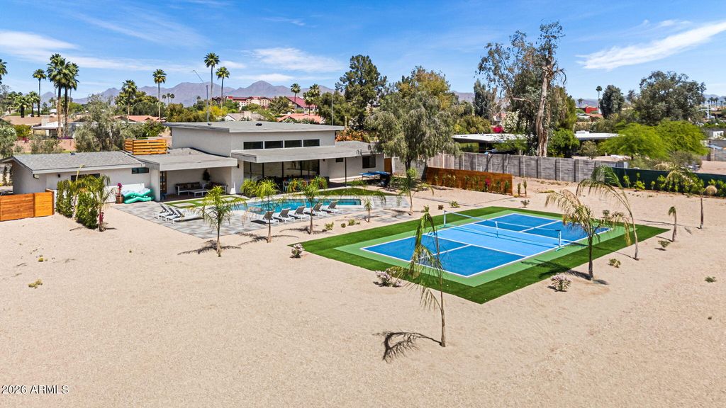 Image 3 of property listing at 8621 E INDIAN BEND Road, Scottsdale, AZ 85250