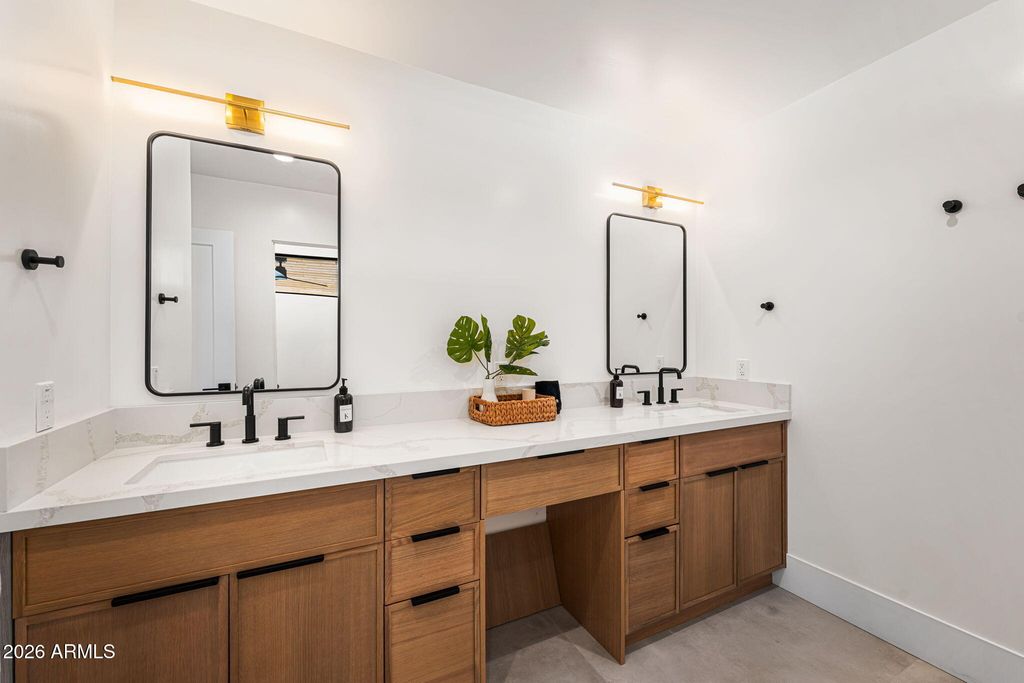 Image 31 of property listing at 8621 E INDIAN BEND Road, Scottsdale, AZ 85250