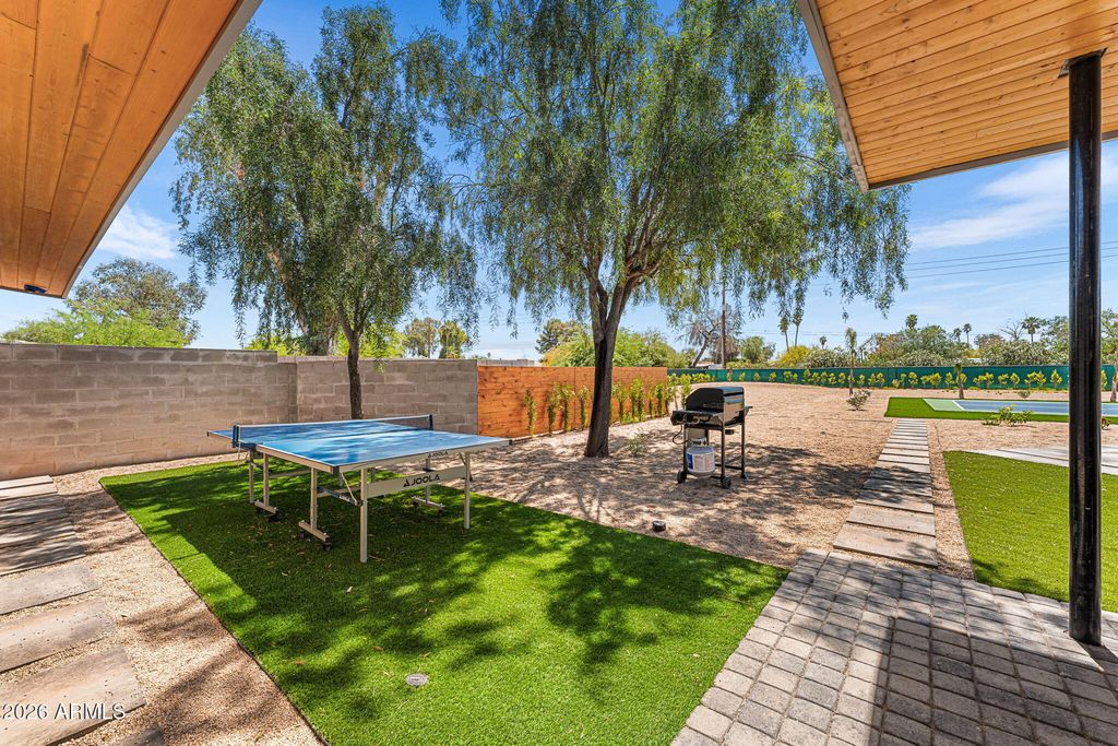 Image 38 of property listing at 8621 E INDIAN BEND Road, Scottsdale, AZ 85250