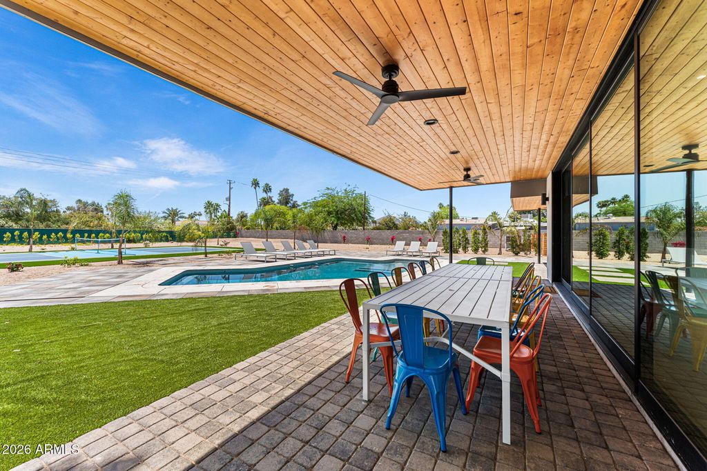 Image 39 of property listing at 8621 E INDIAN BEND Road, Scottsdale, AZ 85250